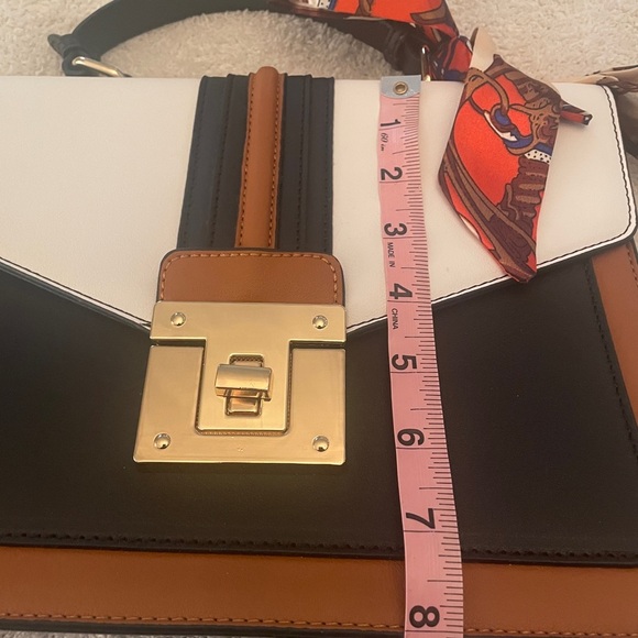 Adorable, lady’s handbag w/adjustable strap to wear crossbody. Never used.​ - Picture 4 of 12